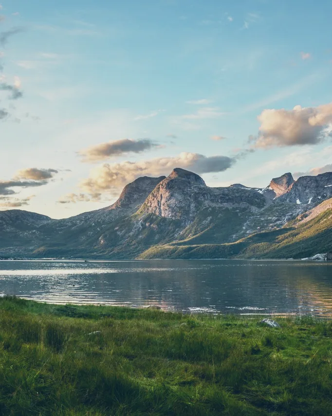 Fjordblå: Kjølig blått og rene hvitfarger.