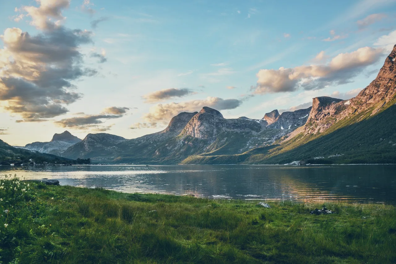 Fjellandskap ved et vann, etter